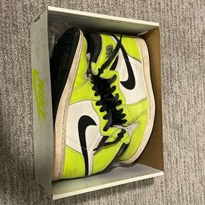 Jordan 1 Retro High OG Volt.  Youth (Men) 5
